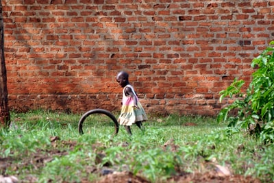 女孩玩自行车轮子
